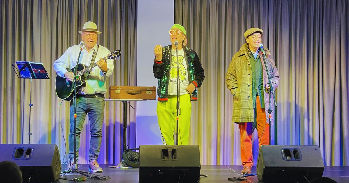Fresco y Natural Después del Postre llenó de humor y música al Estadio Español